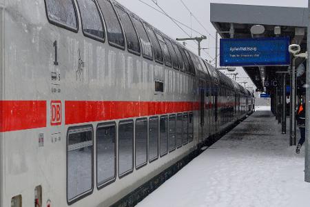 Unterschlupf für gestrandete Reisende: In einigen Bahnhöfen hat die Bahn Züge als Aufenthaltsmöglichkeit zur Verfügung gestellt. 