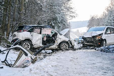 Bei einem Frontalzusammenstoß zweier Autos im bayerischen Landkreis Dingolfing-Landau sind zwei Menschen ums Leben gekommen. 
