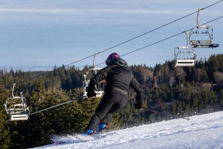 Skivergnügen in Thüringen - am Samstag sind dort wieder alle Skigebiete geöffnet. 