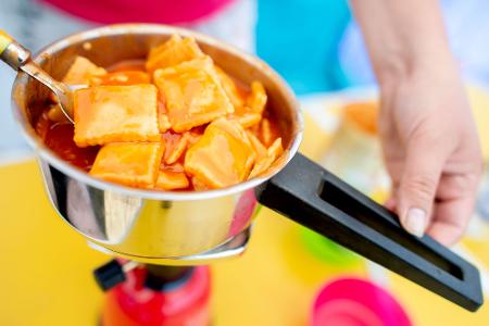 Ein einfacher Campingkocher reicht notfalls bei Stromausfall für warmen Tee und etwas Warmes zum Essen. (Archivfoto)