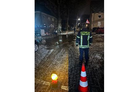 Der Kreuzungsbereich ist durch einen unterirdischen Wasserrohrbruch überspült