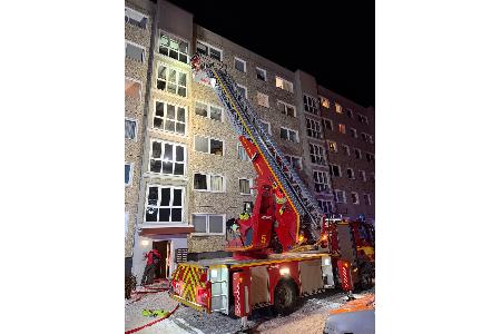 ©Feuerwehr Dresden
Eine Drehleiter wird zur Menschenrettung eingesetzt.