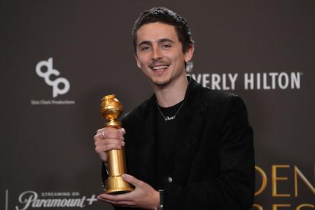 Timothee Chalamet mit seiner Trophäe.