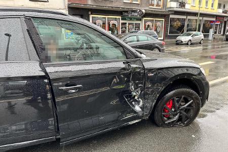 In der Körnerstraße ereignete sich am Freitag (09.01.2026) ein Verkehrsunfall, bei dem ein Audi in einen Linienbus fuhr.