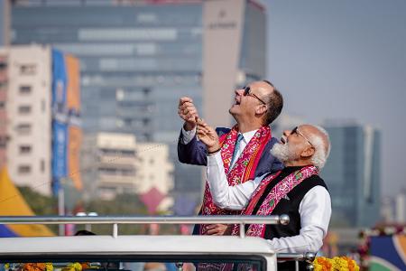 Merz und Modi ziehen beim Drachenfestival an einem Strang.