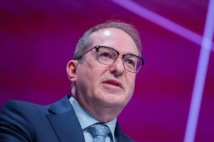 Bundesinnenminister Alexander Dobrindt will mehr Mitarbeiter des Verfassungschutzes im Kampf gegen den Linksextremismus einsetzen.