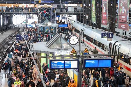 Am Hamburger Hauptbahnhof strandeten infolge der Ausfälle Tausende Fahrgäste. (Archivbild)