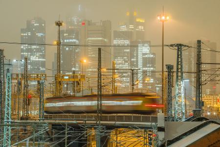 Bei der Bahn kam es wegen des Unwetters mancherorts zu Einschränkungen bei Regionalzügen. Im Fernverkehr drosselte die Bahn auf einigen Strecken die Geschwindigkeit der Züge.