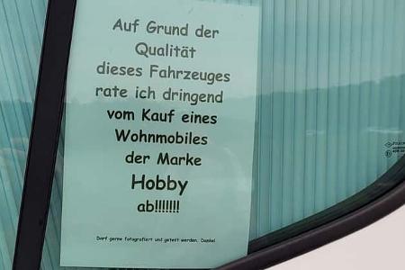 Hobby Wohnmobil, unzufriedener Kunde, Schild im Fenster