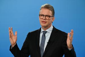 Deutsche-Bank-Chef Sewing richtet einen dringenden Appell an Politik und Beschäftigte. (Archivbild)