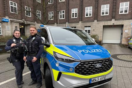 Neuer Streifenwagen vor der Wache Mitte