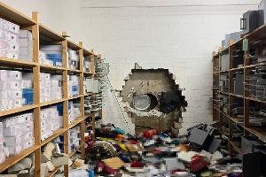 Durch ein großes Loch in der Wand waren die Täter in den Tresorraum gelangt. (Archivbild)