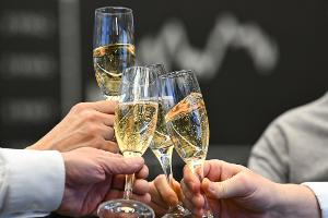 Jeder Fünfte in Deutschland investiert an der Börse. (Archivbild)