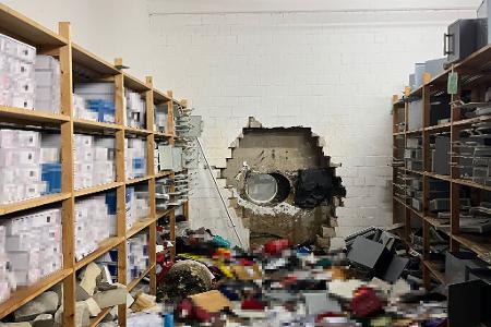 Durch ein großes Loch in der Wand waren die Täter in den Tresorraum gelangt. (Archivbild)