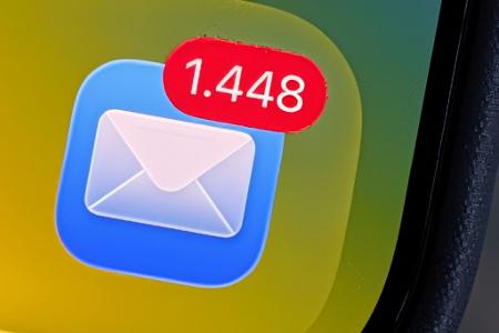 Nach einer Bitkom-Studie landen im Durchschnitt täglich 53 Mails in geschäftlichen Mail-Postfächern.