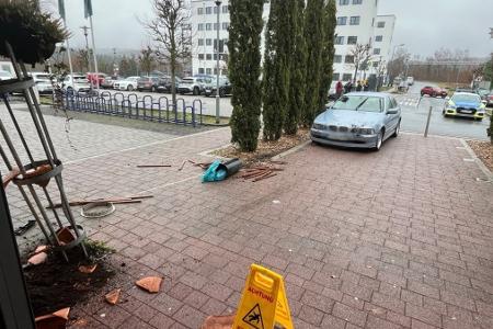 Vor einem Hallenbad ist es zu einem Unfall gekommen. Foto: Polizei Kaiserslautern