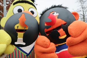 Ernie und Bert regeln jetzt in Hamburg an zwei Stellen den Verkehr. Die Figuren aus der Sesamstraße schlüpfen in die Rolle von Ampelmännchen. 
