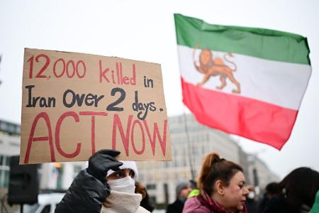 Solidarität mit den Demonstranten im Iran auch in Berlin: Nun hat das Auswärtige Amt den Botschafter des Landes einbestellt.