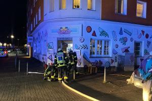 Einsatzkräfte verlegen die Schlauchleitung