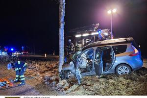 Einsatzkräfte der Feuerwehr München bei einem Verkehrsunfall.
