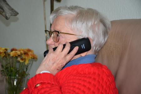 Symbolbild: Seniorin durch Schockanruf um Schmuck und Bargeld betrogen