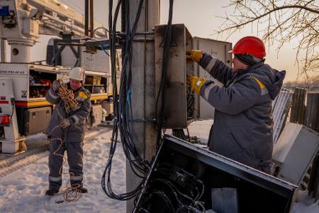 Elektriker in Kiew kämpfen um eine Wiederherstellung der Stromversorgung.