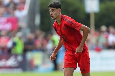 MITTELFELD: Aleksandar Pavlovic - Note: 3,5 - Zog das Spiel in der Kimmich-Rolle an sich und ließ den Ball gut zirkulieren. Oftmals fehlten aus seiner Zone allerdings die klaren Impulse, sodass Kane sich immer wieder fallen lassen musste.