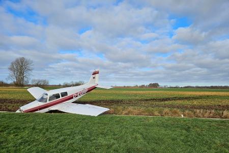 Kleinflugzeug musste auf einem Feld notlanden
