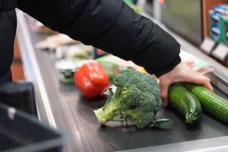 Die Lebensmittelpreise sind nicht mehr so stark gestiegen wie in den Monaten zuvor. Dennoch merken die Menschen beim Einkauf: Viele Nahrungsmittel sind teurer als noch vor einigen Jahren. (Symbolbild)