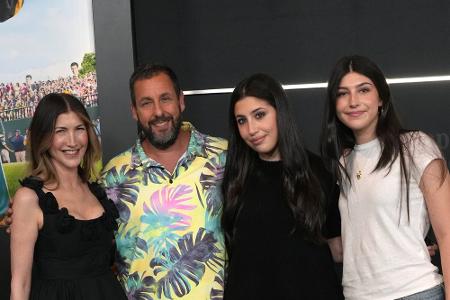 Sunny Sandler und Sadie Sandler mit ihren Eltern