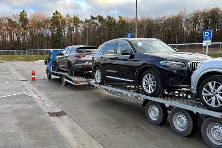 Überladener Auto-Transporter mit drei Fahrzeugen