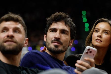 Hummels, Müller und Co.: Großer Starauflauf beim NBA-Spiel in Berlin