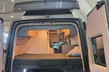 Heckansicht, Heckklappen geöffnet, Aufstelldach, Bett