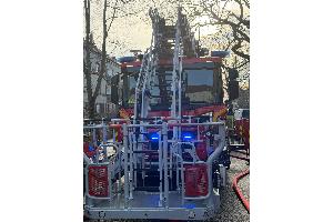 © Feuerwehr Dresden

Eine Drehleiter wird vor dem Gebäude in Anleiterbereitschaft versetzt.