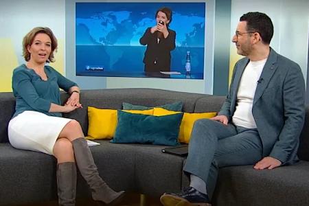 Lustige TV-Panne: Susanne Daubner schminkt sich während Live-Sendung