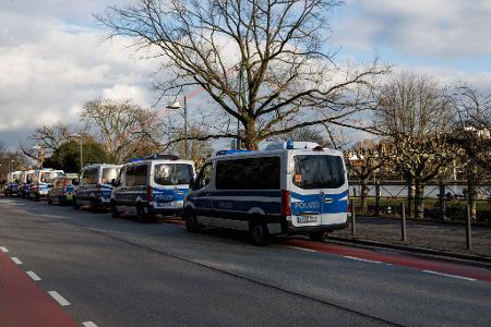 Der Main liegt nicht weit von der Schule entfernt. 