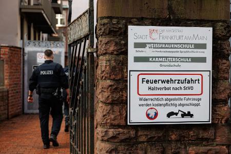 Die Polizei hat das Schulgelände mehrfach durchsucht.