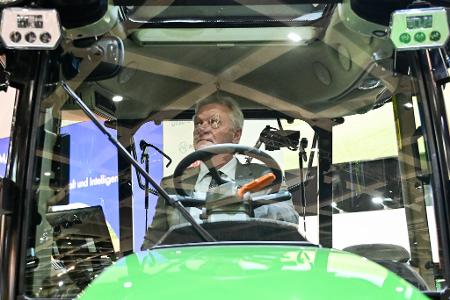 Agrarminister Rainer informierte sich über E-Mobilität auf dem Feld. 