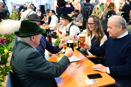 In den Messehallen gibt es Spezialitäten und Getränke. 