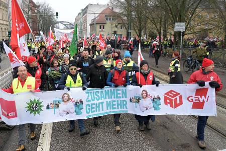 Mit Protesten begleiteten Beschäftigte die Verhandlungen in Potsdam. 