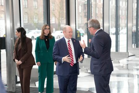 Eine US-Delegation kritisiert Trump beim Besuch in Dänemark. 