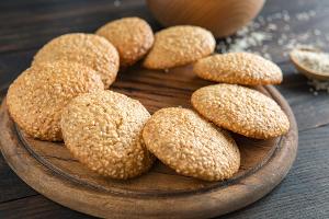 Goldbraune Sesamkekse mit Honig