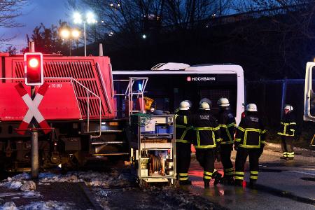 Es gab einen schweren Unfall mit einem Linienbus und einer Lokomotive in Hamburg.
