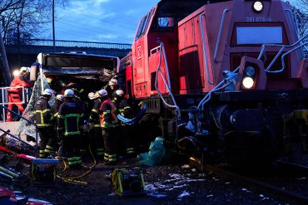 Retter kümmern sich um Verletzte.