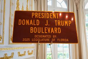 "President Donald J. Trump Boulevard" - die Straße, die zu Trumps Privatclub führt, trägt jetzt seinen Namen.