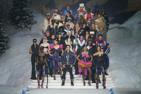 Der kanadische Schauspieler Hudson Williams (Mitte) gab bei der Modewoche in Mailand sein Debüt auf dem Laufsteg.