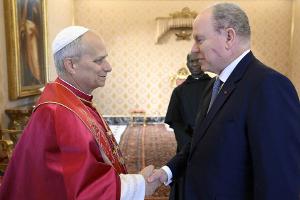 Nach Eingriff im Gesicht: Fürst Albert von Monaco zu Gast beim Papst