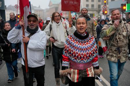Die Menschen demonstrierten lautstark gegen die Pläne von Donald Trump.
