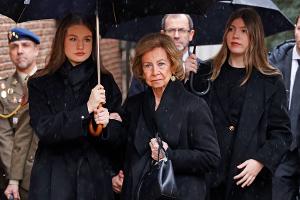 Abschied von ihrer Schwester: Enkelinnen unterstützen Altkönigin Sofía