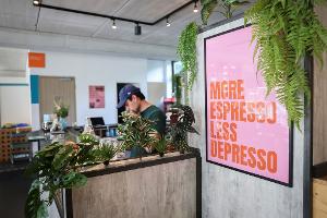 Nach einer neuen Umfrage wollen viele jüngere Menschen das Leben genießen, anstatt sich nur bei der Arbeit abzumühen. (Symbolbild)